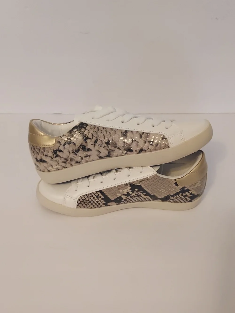 JustFab Snakeskin Sneaker White Black Stars Size 7